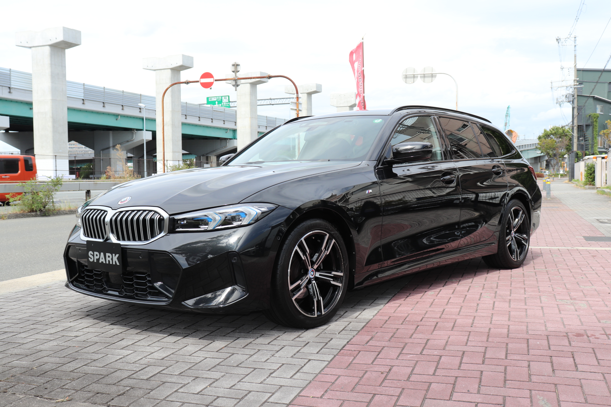 320d xDrive ツーリング LCI Mスポーツ ハイラインP 赤革 全周囲カメラ車両画像09