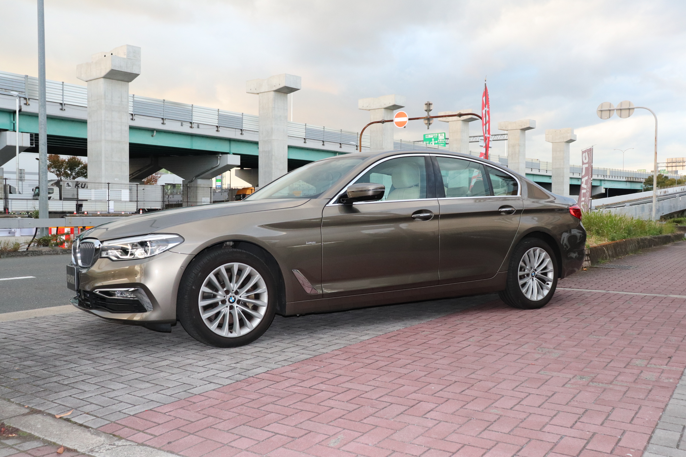 530i ラグジュアリー ワンオーナー ベージュレザー 電動リアブラインド車両画像08