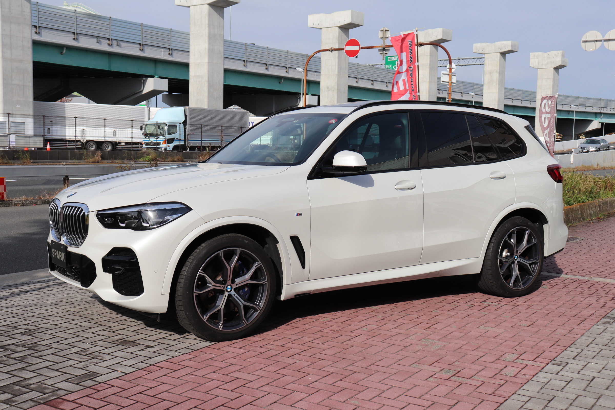 BMW　X5ｘDrive35dMスポーツ　マイルドハイブリッド　パノラマサンルーフ車両画像08