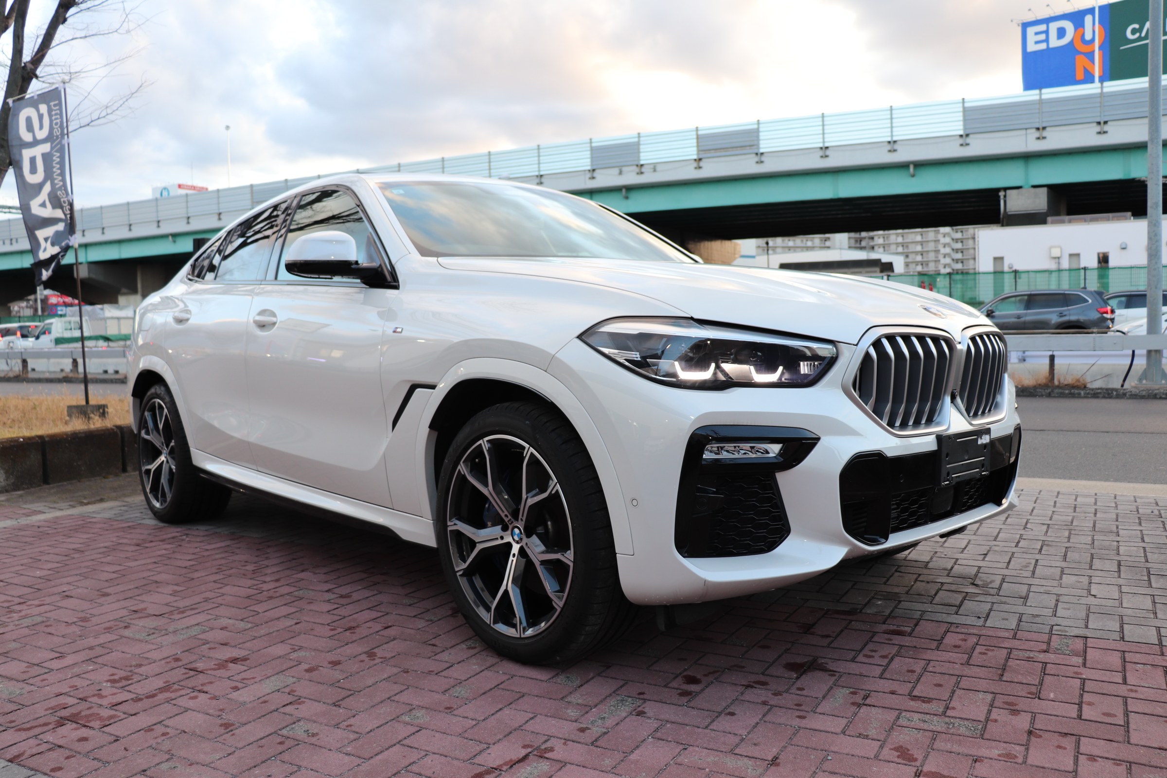 X6 xDrive 35d Ｍスポーツ  パノラマSR コンフォートP 外リアエンター車両画像03