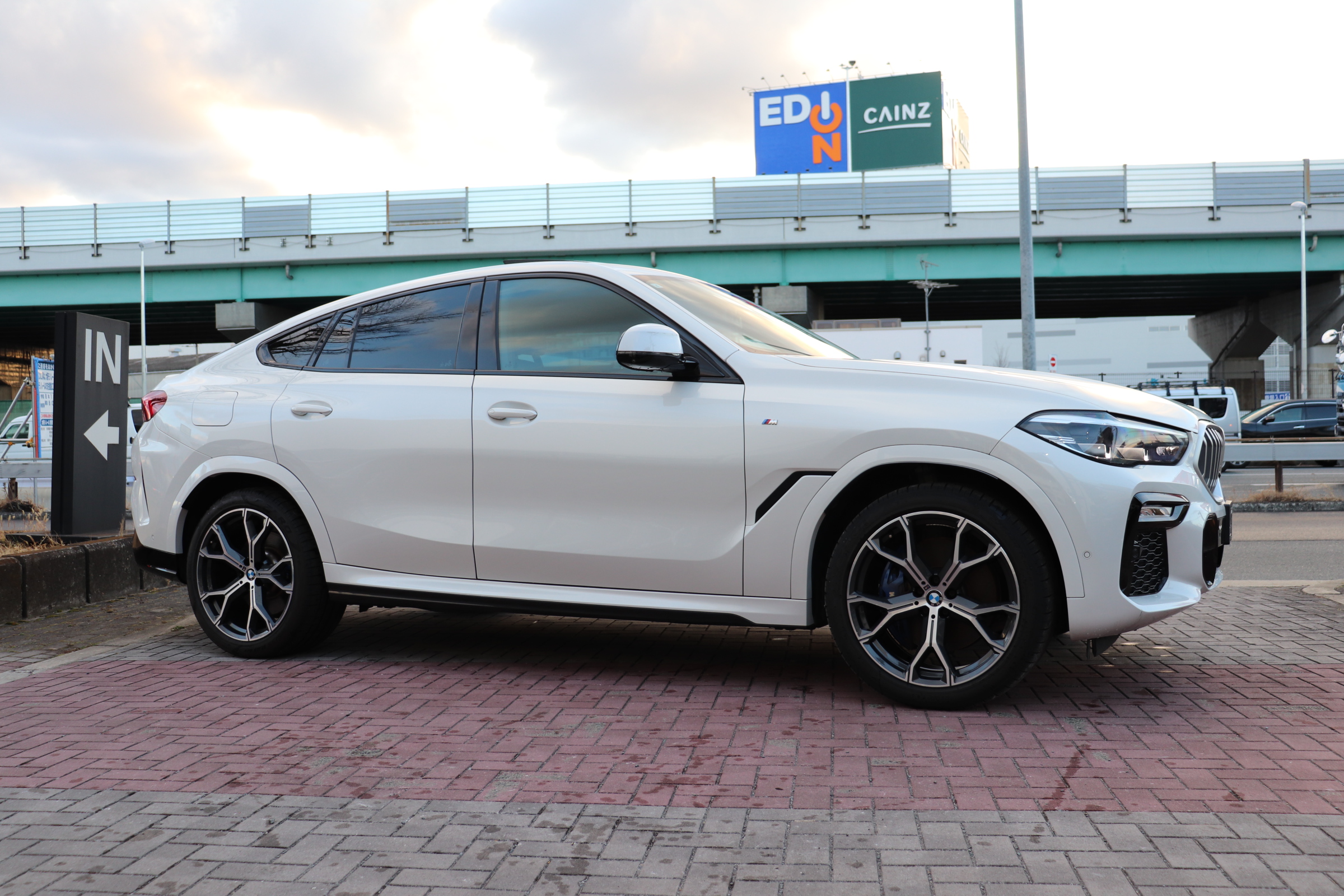 X6 xDrive 35d Ｍスポーツ  パノラマSR コンフォートP 外リアエンター車両画像04